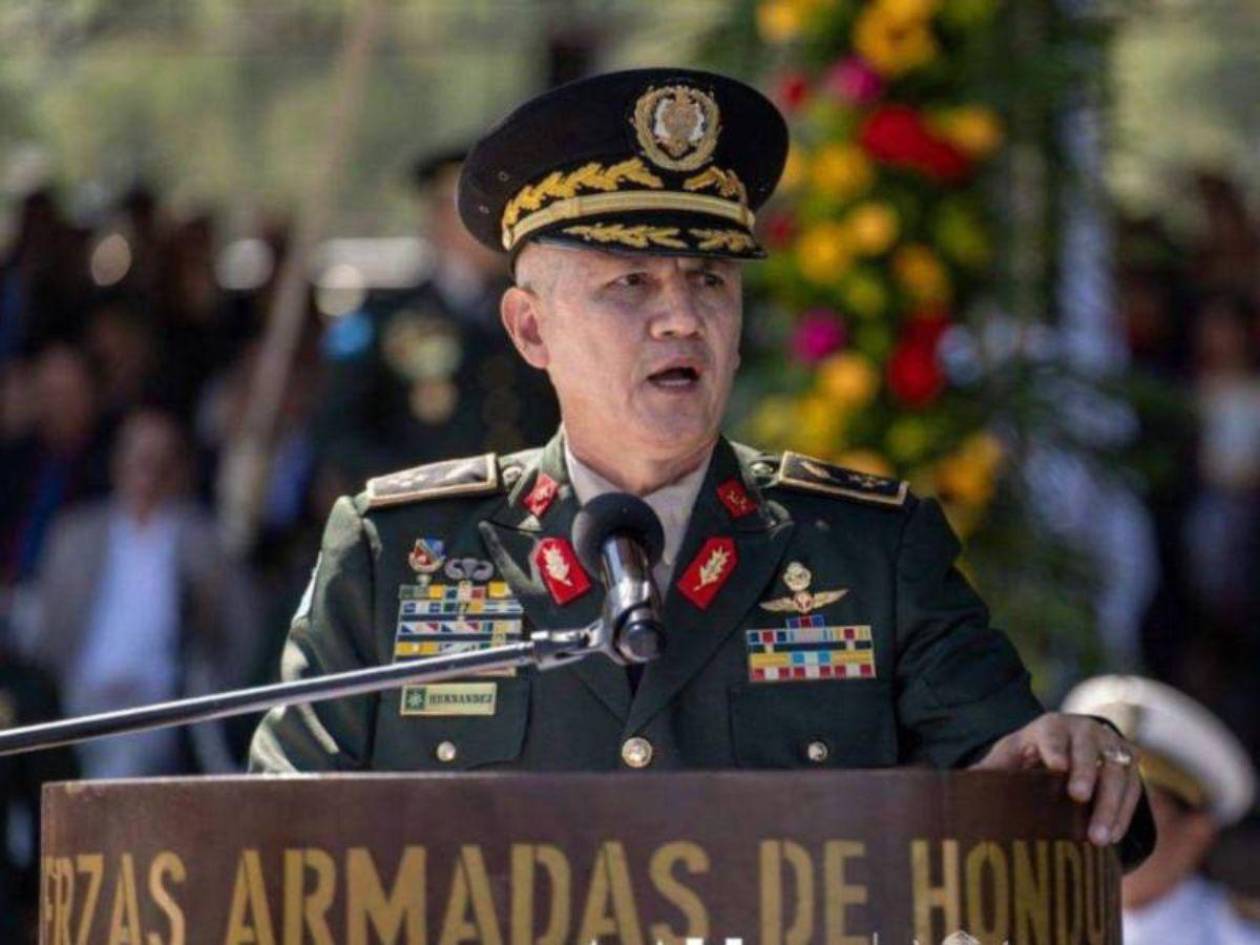 El general Roosevelt saca su arma y le apunta a la Constitución en un acto con auxiliares de las FF AA