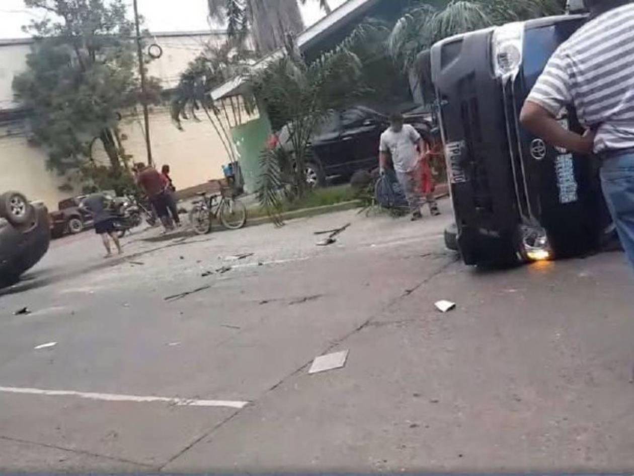 Al menos 6 heridos deja fuerte colisión entre “rapidito” y camioneta en San Pedro Sula