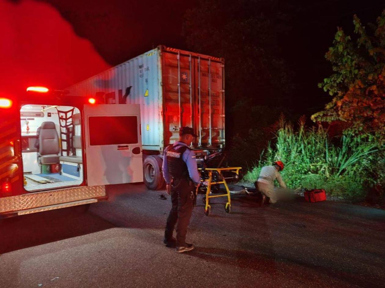 Motociclista muere tras impactar contra una rastra estacionada en El Progreso, Yoro