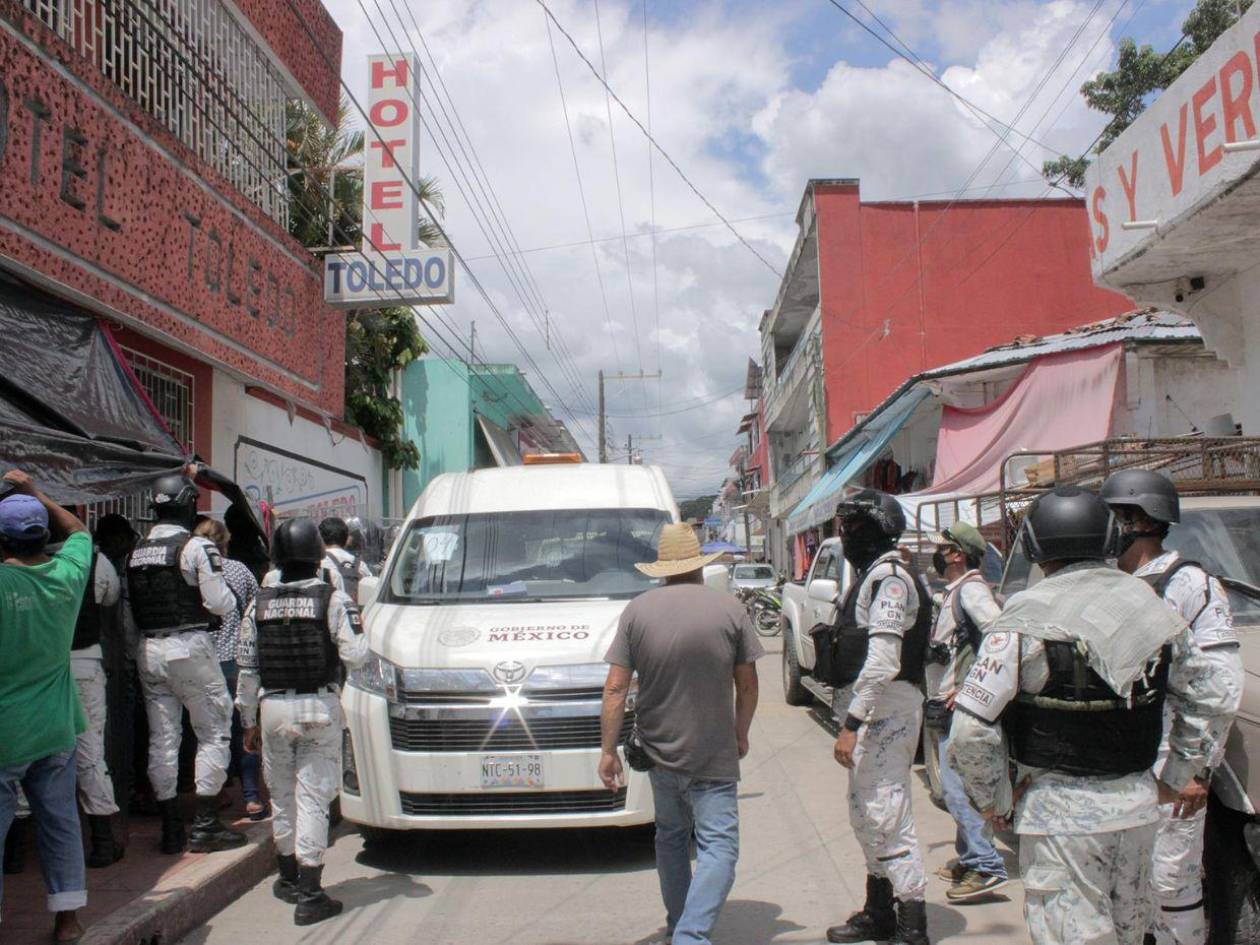 Rescatan a 21 migrantes de varios países en hotel de Chiapas, México