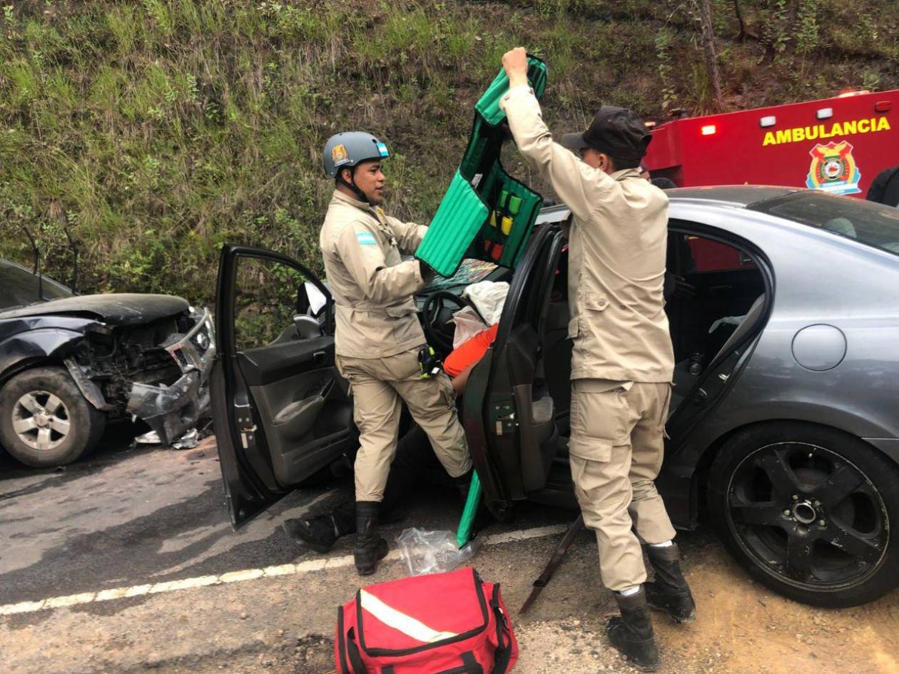 Cuatro heridos deja colisión de dos vehículos en Valle de Ángeles