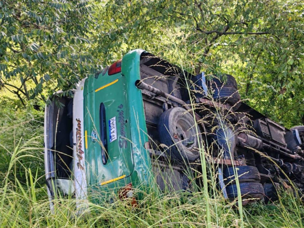 Varios heridos tras caer bus a hondonada en cuesta “La India” de carretera a Olancho