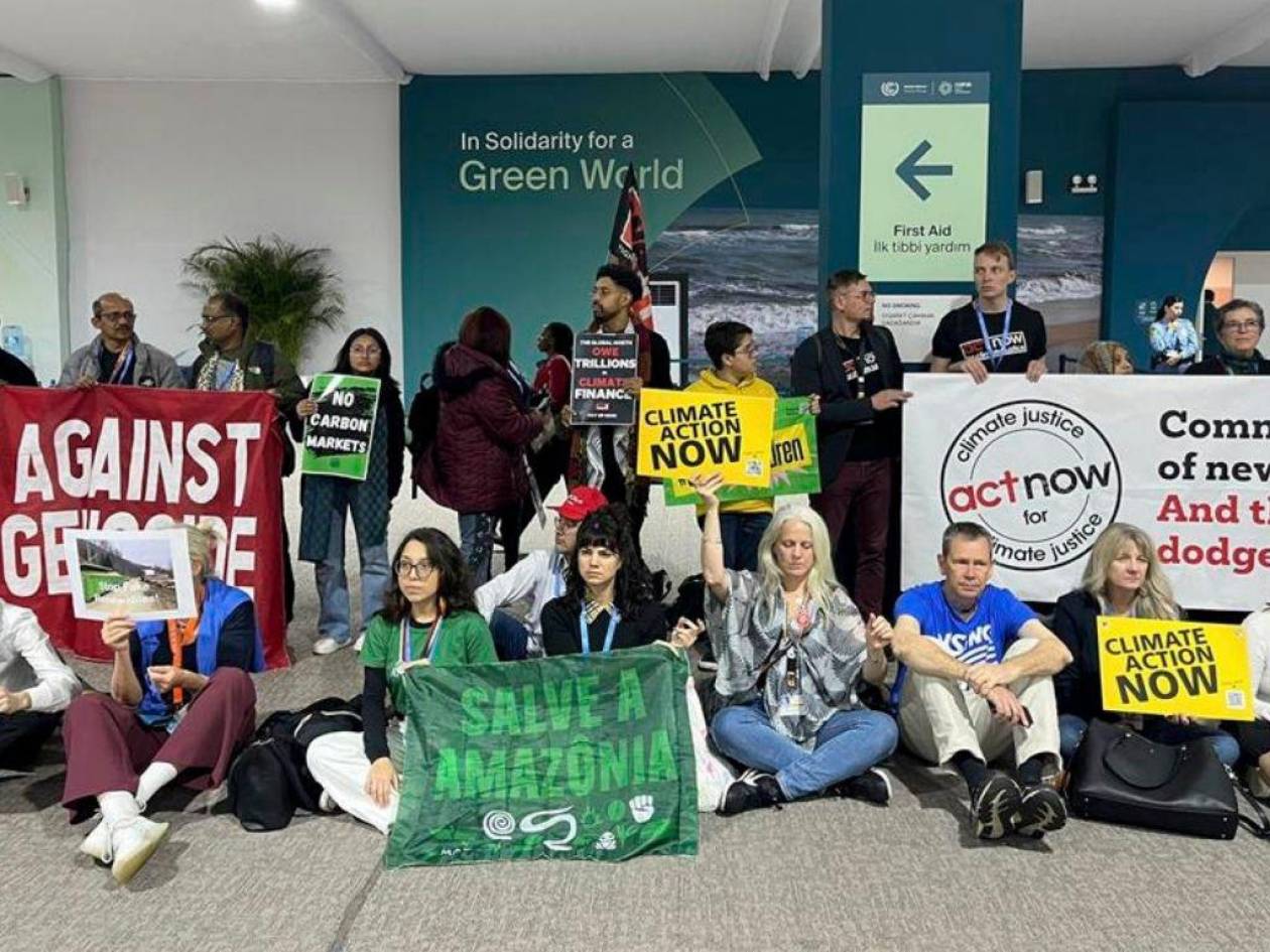 Activistas climáticos protestan en silencio en la COP29: “No podemos hablar ni cantar”