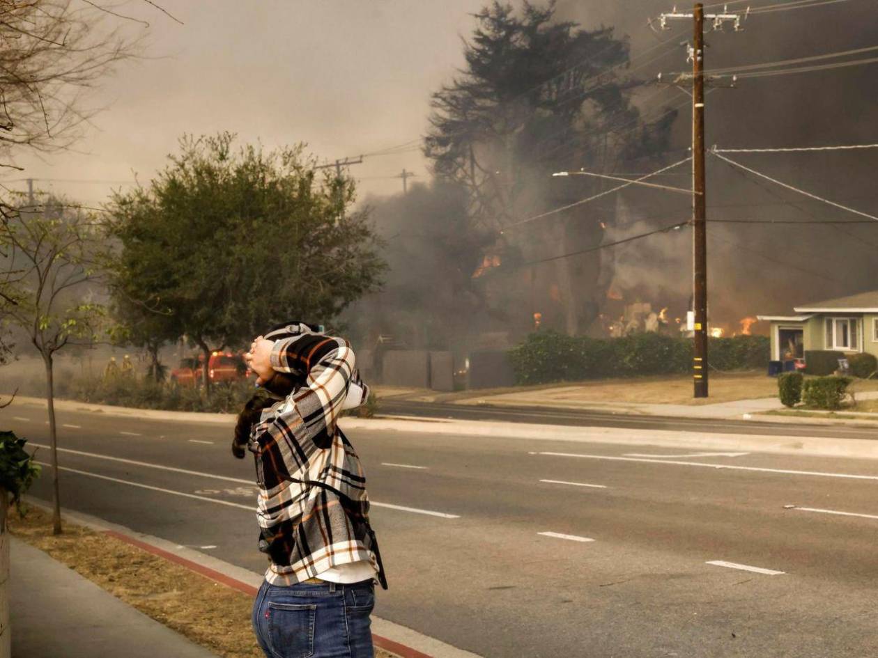 Tratando de salvar sus hogares, residentes ignoran órdenes de evacuación en Los Ángeles