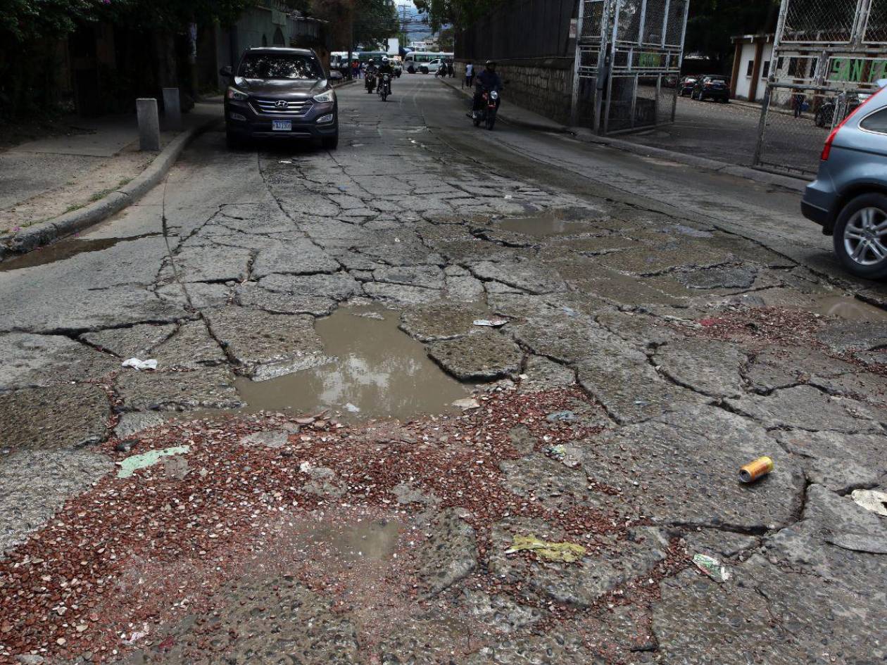 Baches y calles en el olvido, la gran odisea de circular por la capital