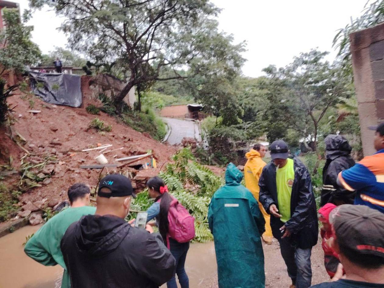 Se reportan caídas de muro y deslizamientos por lluvias que deje Sara en Tegucigalpa