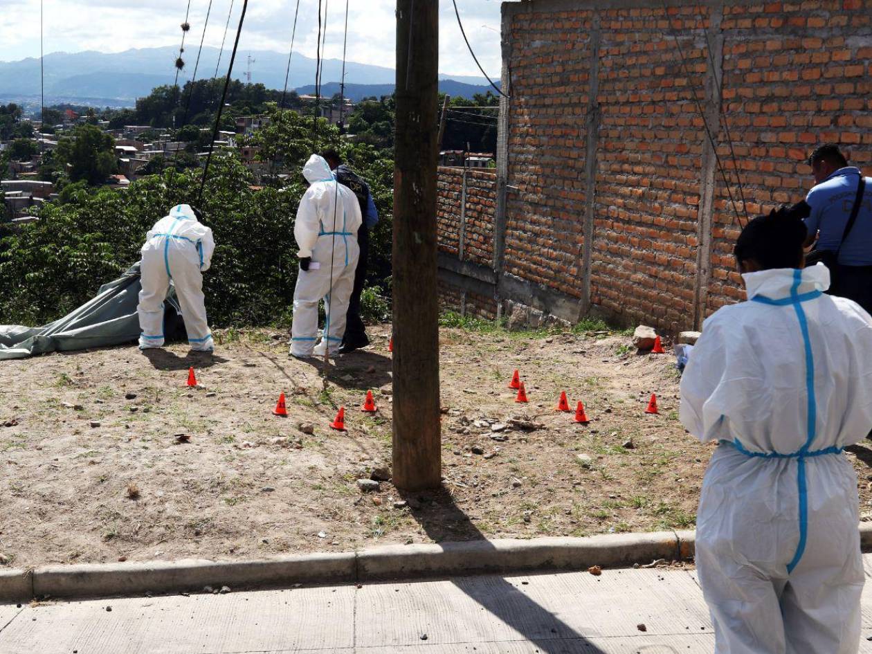 Acribillan a joven en solar baldío de la Santa Eduviges de la capital