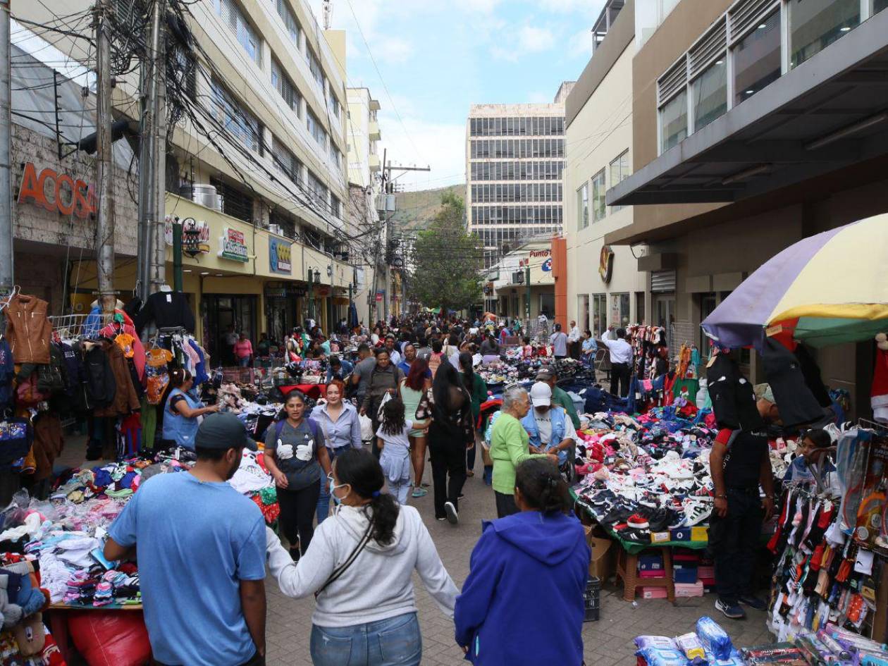 Familias siguen con las compras de fin de año en los mercados de Tegucigalpa