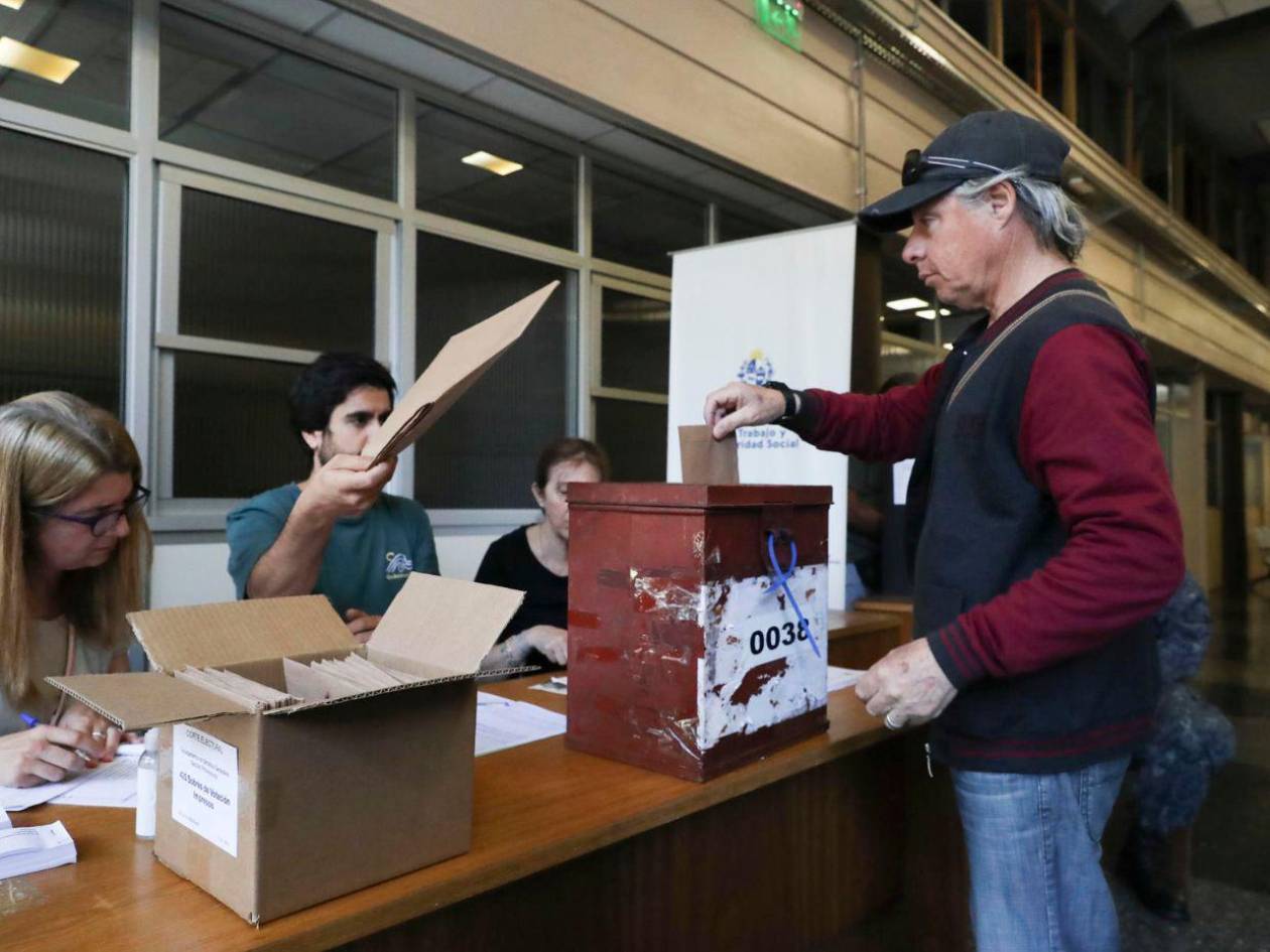 Inicia votación para la segunda vuelta de las presidenciales en Uruguay