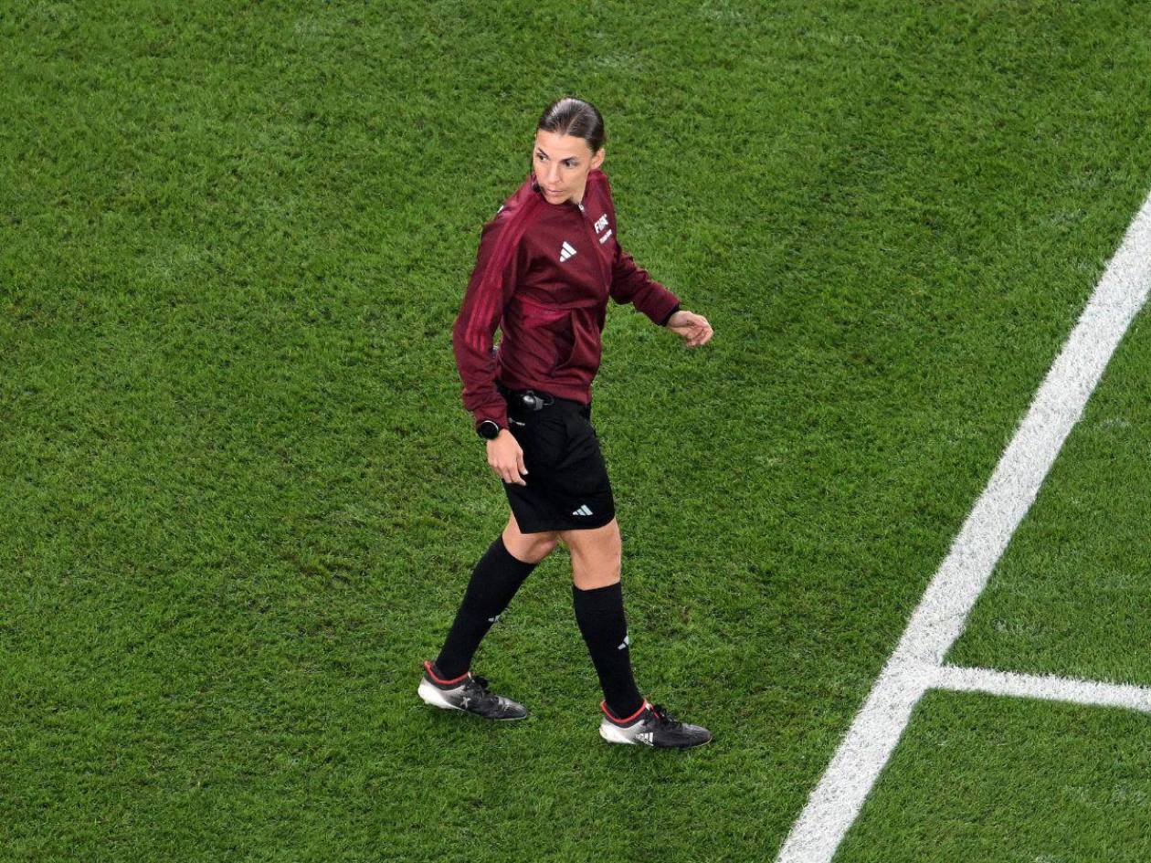 Stéphanie Frappart hace historia al arbitrar un partido en Qatar 2022