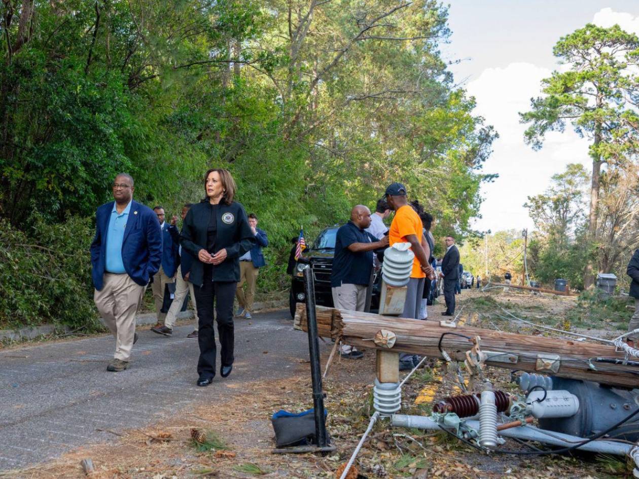 Biden y Kamala recorrieron zonas devastadas por el huracán Helene