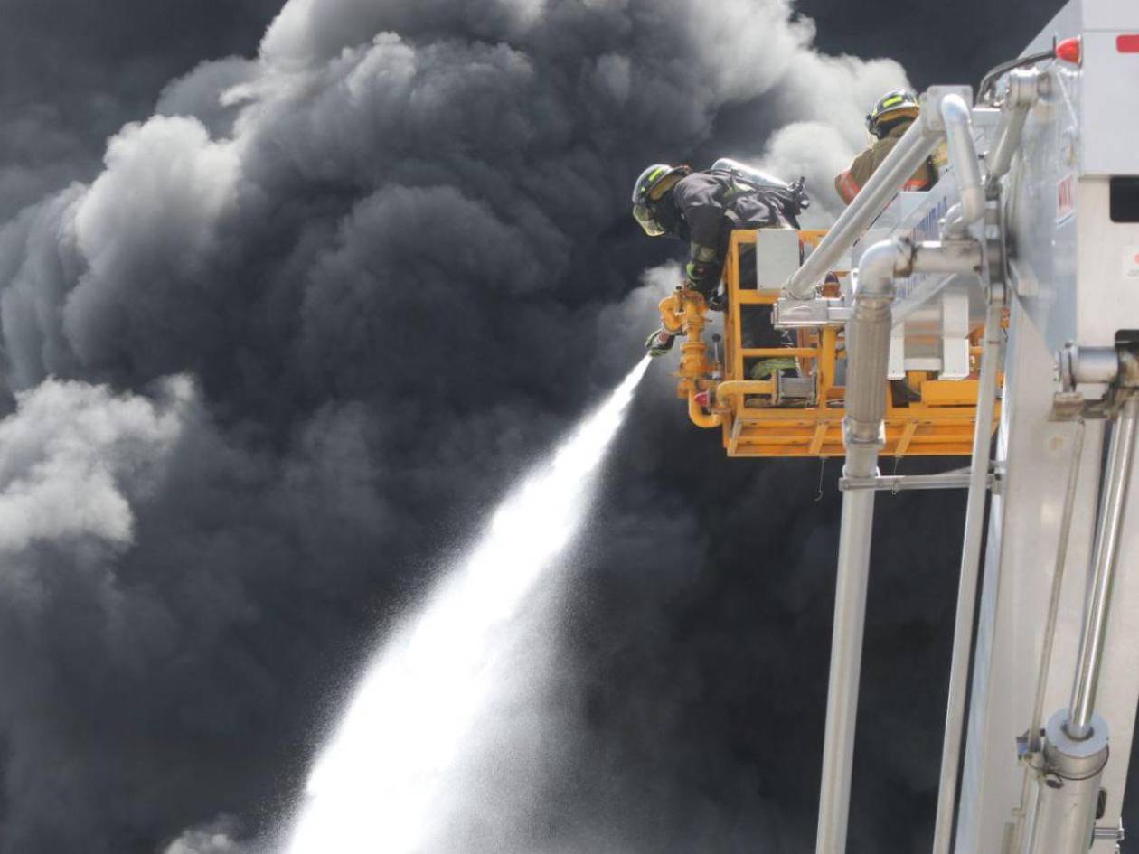 Videos: bomberos intoxicados por el humo y pérdidas materiales tras incendio en El Prado