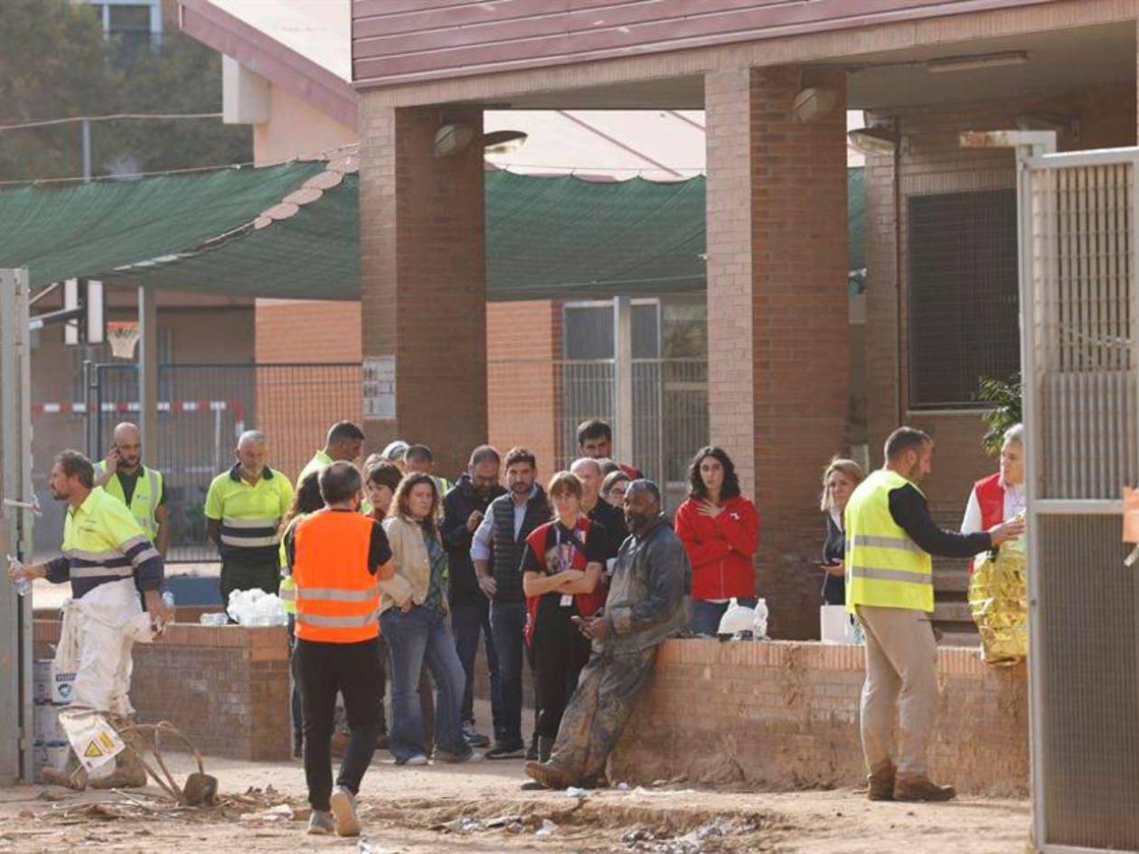 Sánchez expresa su cariño a familia del fallecido en colegio afectado por la DANA