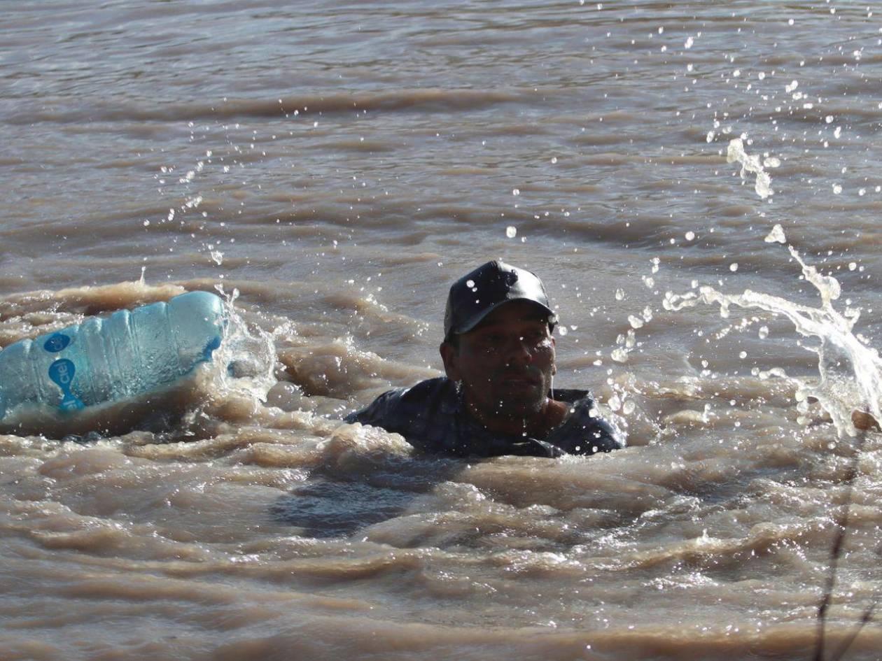 Rescatan a tres hondureños, entre ellos dos niños, que casi se ahogan en el río Bravo