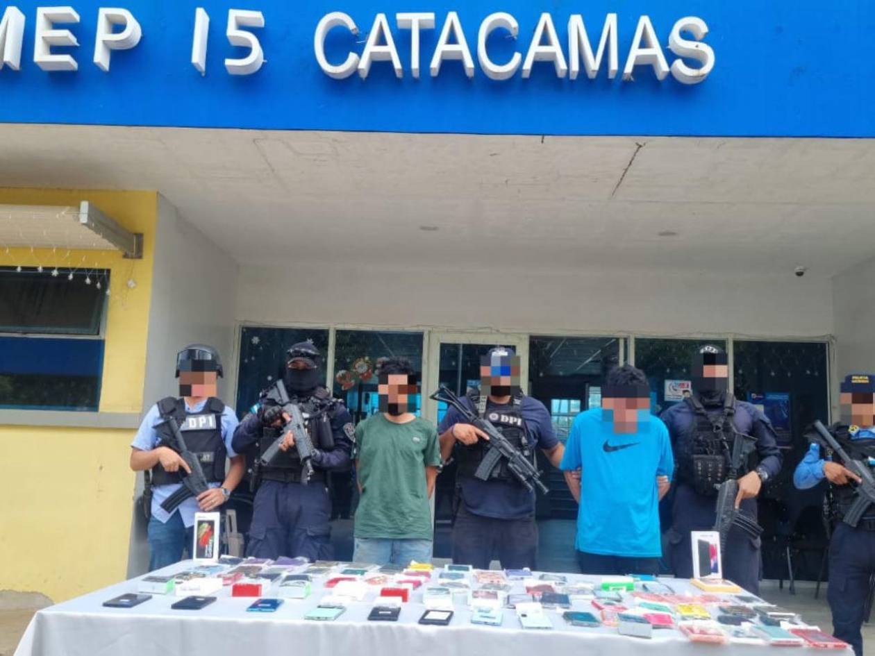 Capturan a dos hombres que asaltaron una tienda de celulares en Olancho