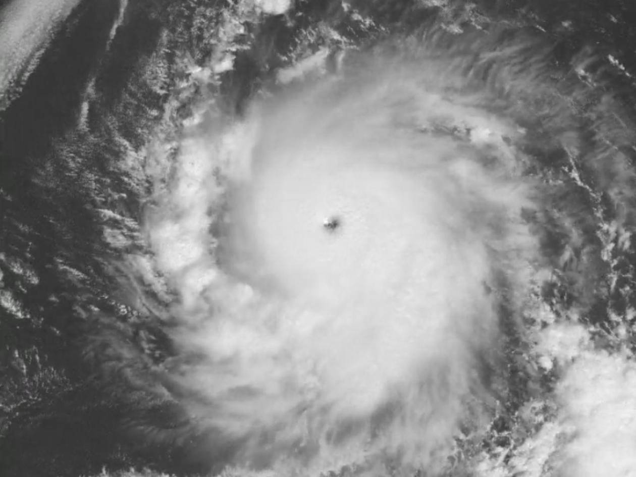 Huracán Kristy se intensifica hasta categoría 4 mientras se aleja de México