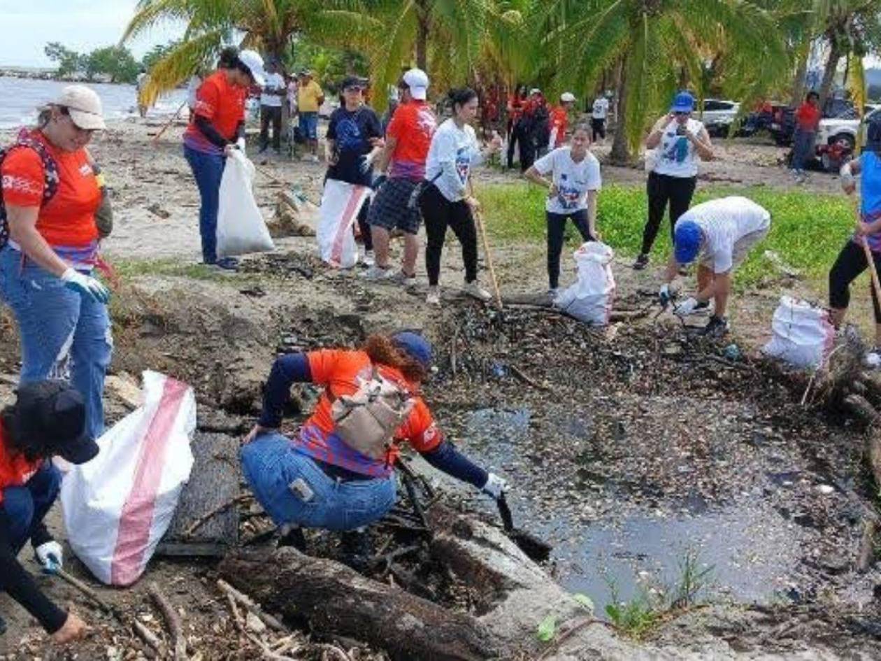 Jóvenes voluntarios se unen para limpiar la playa Mar de Plata en Omoa