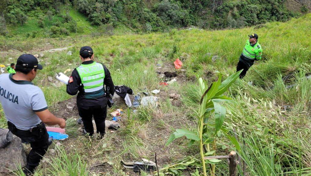 ¡Tragedia! Unos 23 muertos deja caída de un bus a un abismo en Perú