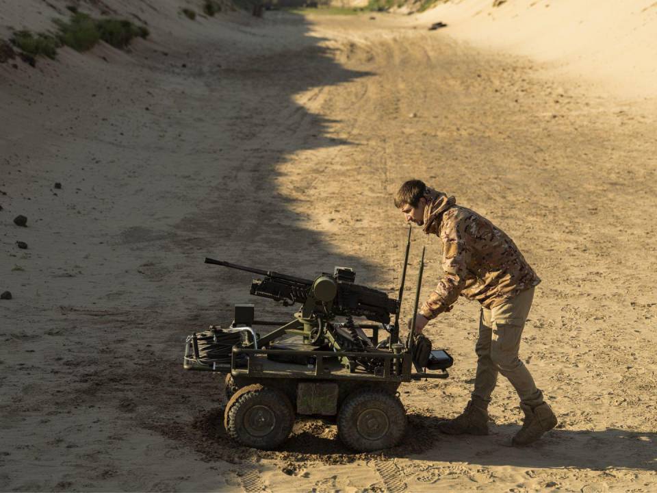 Un arma automatizada con una torreta montada en un dron rodante, a prueba en un campo de tiro en Kiev.