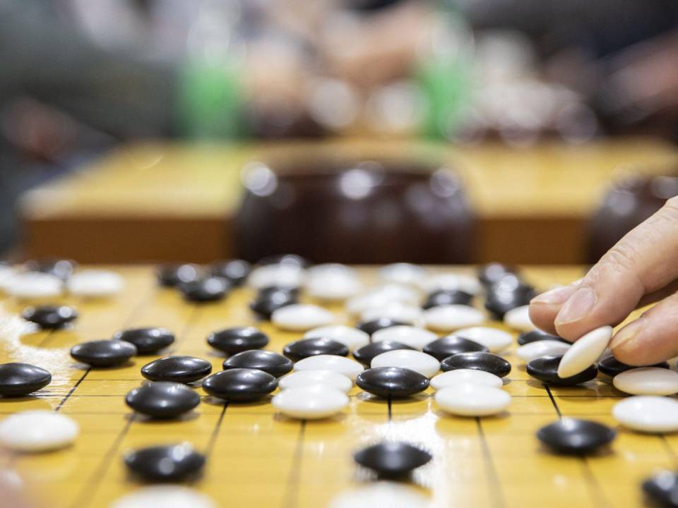 En el juego de Go, dos jugadores compiten por el territorio al colocar piedras blancas y negras en un tablero cuadriculado. (Woohae Cho para The New York Times)