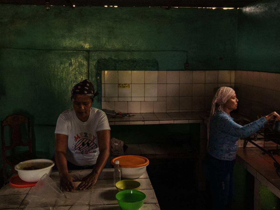 Corina Hernández (izq.) tuvo que cerrar brevemente su restaurante en Corozo Pando, Venezuela, tras atender a una líder de la Oposición. (Adriana Loureiro Fernandez para The New York Times)