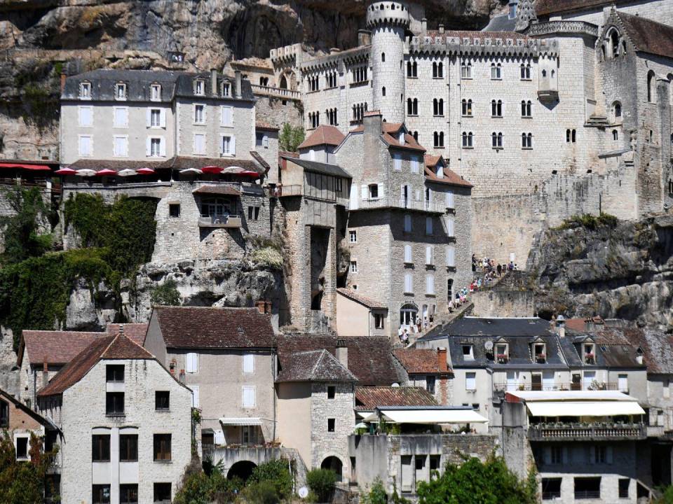 El pueblo de Rocamadour, Francia es visitado por turistas que quieren ver la icónica espada Durandarte.