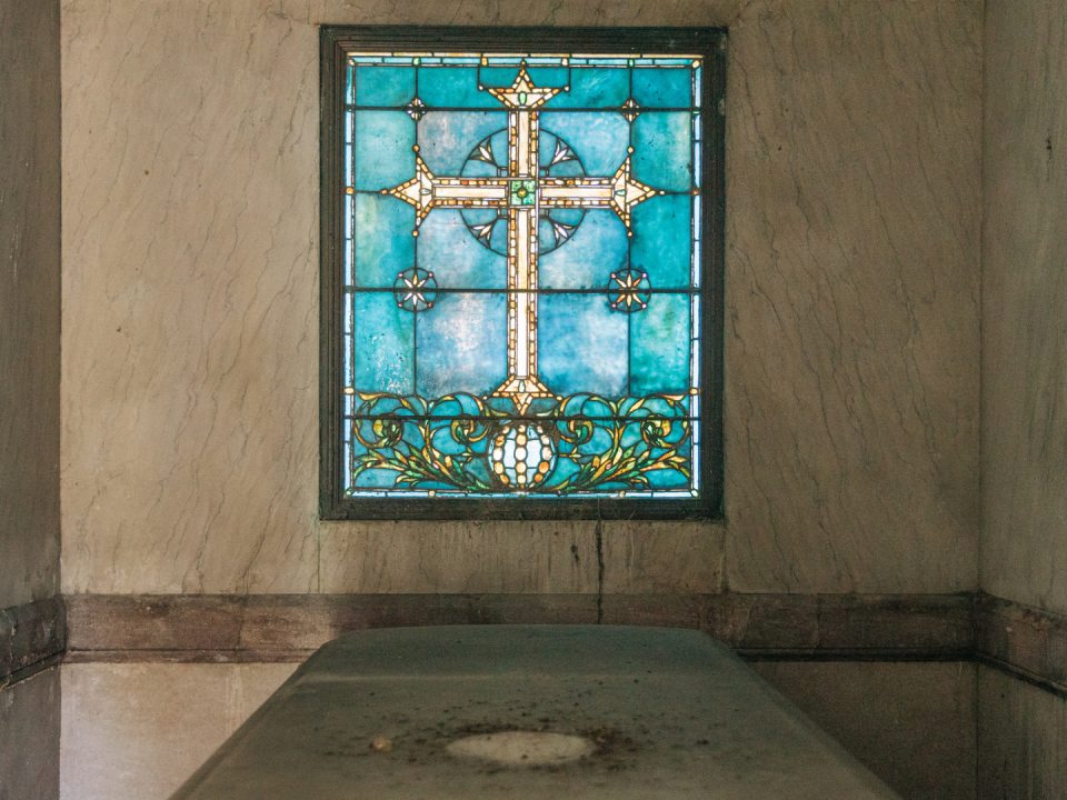 El vitral dentro del mausoleo Muñoz contiene un orbe enjoyado de cristal azul que sobresale. (Jeenah Moon para The New York Times)