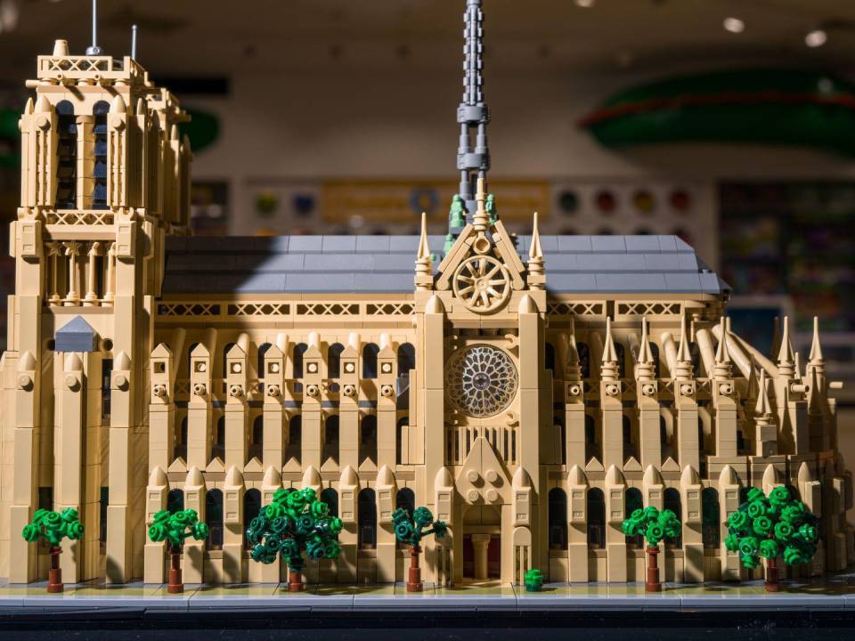 Un nuevo modelo de Lego de la Catedral de Notre-Dame incluye rosetones y una aguja central rodeada de estatuas.