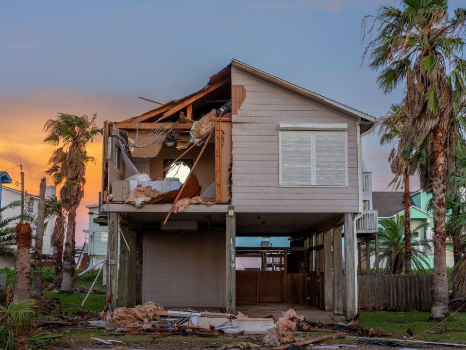 El software predijo correctamente que el huracán Beryl tocaría tierra en Texas. Una casa dañada en Freeport.