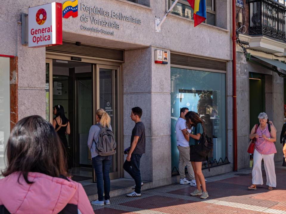 Venezolanos dijeron esperar horas en el Consulado de Venezuela en Madrid sin poder registrarse para votar.