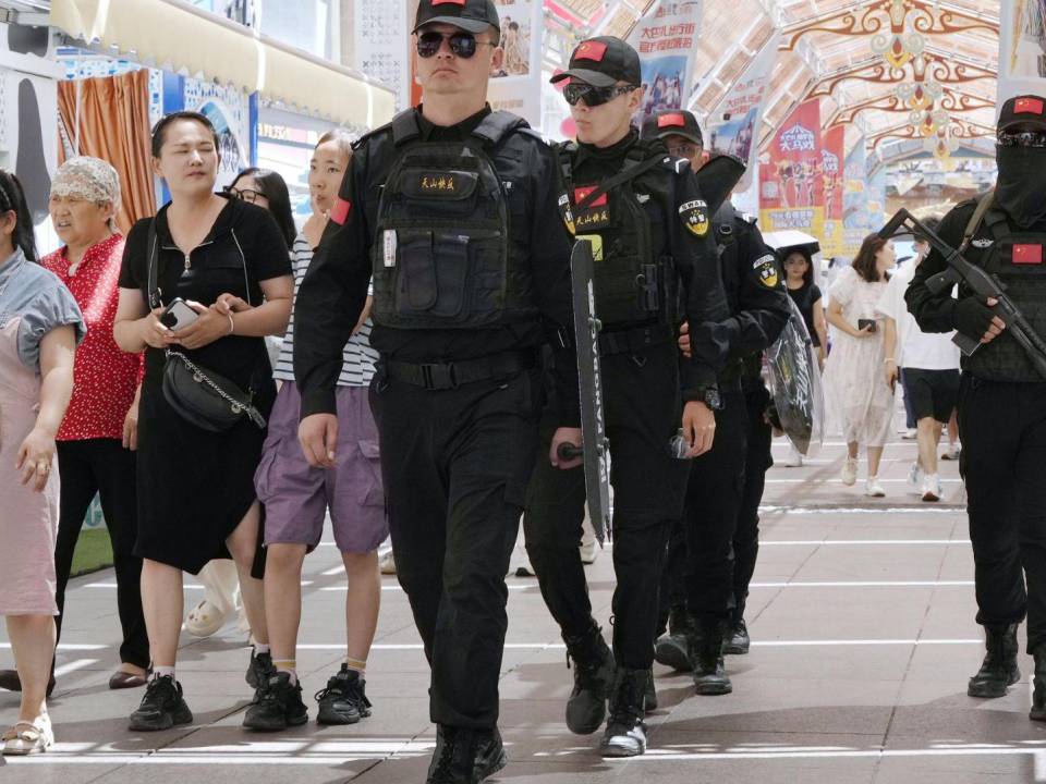 Algunos videos populares en línea sobre viajes a Xinjiang no abordan la masiva vigilancia china a los uigures en la región.