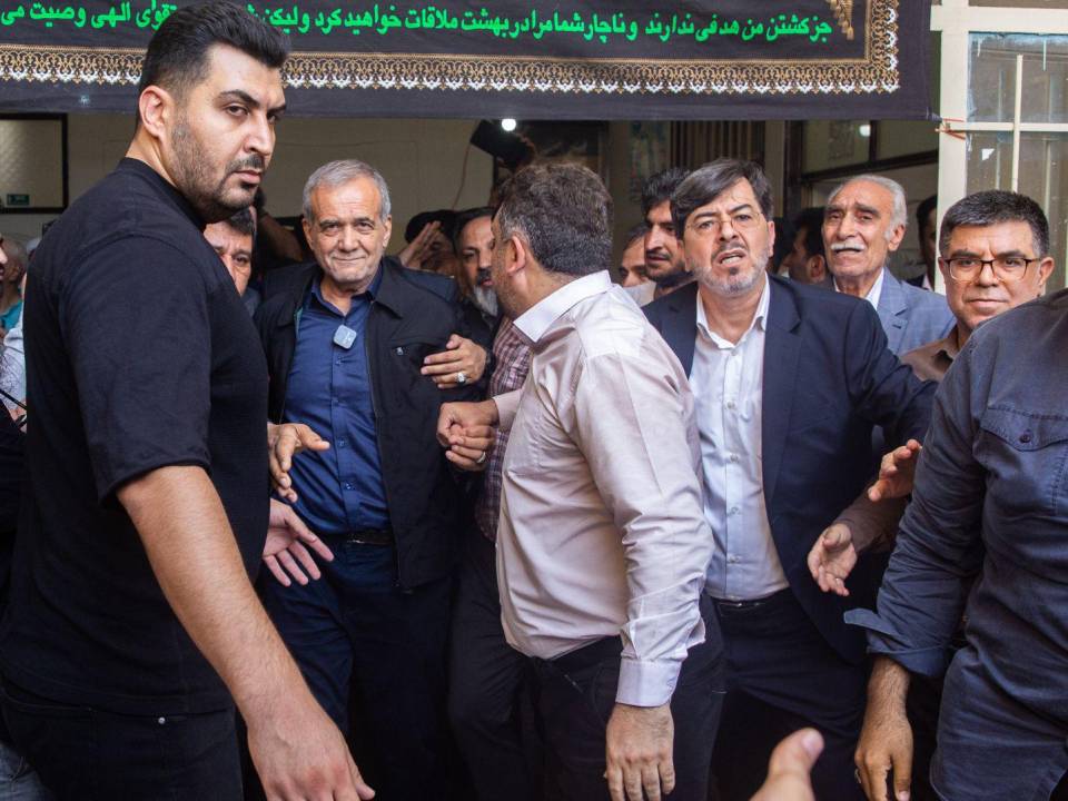 Masoud Pezeshkian (centro) ganó la elección presidencial de Irán. La mayoría de sus poderes se limita a asuntos internos.