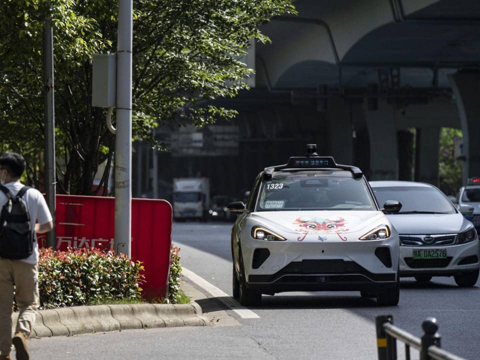 En toda China, al menos 16 ciudades, como Wuhan, han permitido a empresas probar taxis robot en las vías públicas.