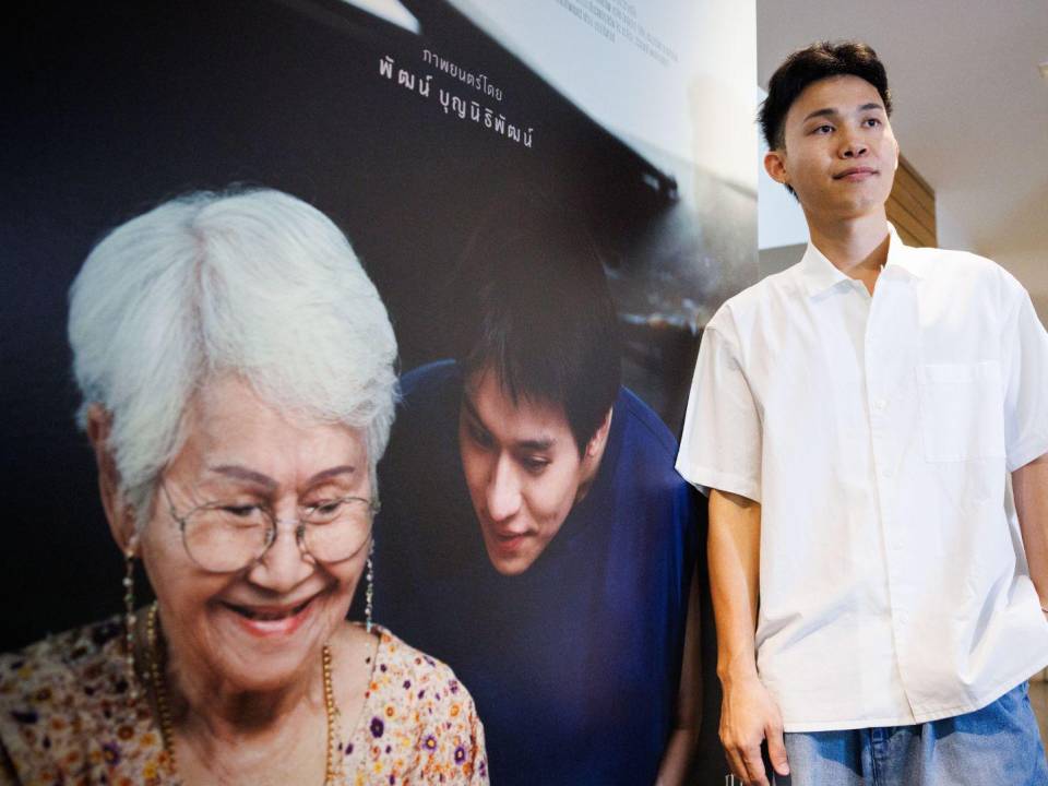 Pat Boonnitipat, de 33 años, director de la cinta “Cómo ganar millones antes de que muera la abuela”, en Bangkok. (Lauren DeCicca para The New York Times)