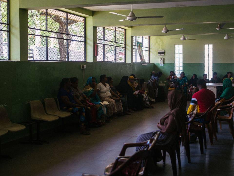 La sala de espera de un hospital del Gobierno en Kalpitiya, un pueblo pesquero donde el “agua dura” es un problema.