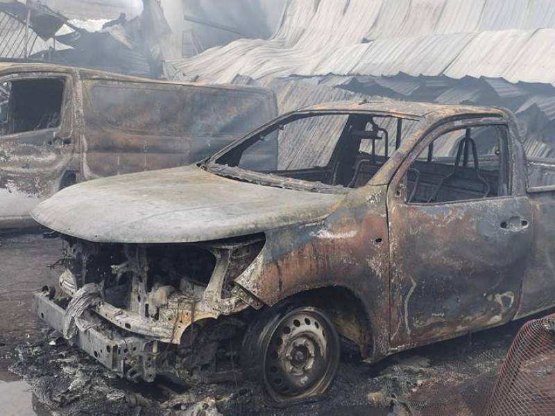 El incendio de gran magnitud desatado esta mañana en una tienda de repuestos de autos en la colonia El Prado fue controlado tras varias horas de ardua labor de cuerpos de emergencia, liderados por los Bomberos de Honduras. Estas son las primeras imágenes tras el paso del siniestro.