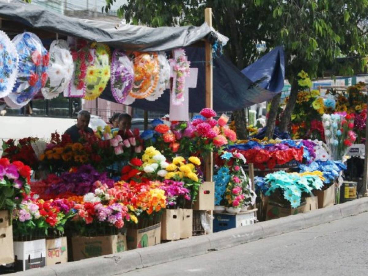 Colmados de flores lucirán cementerios para honrar a los fieles difuntos