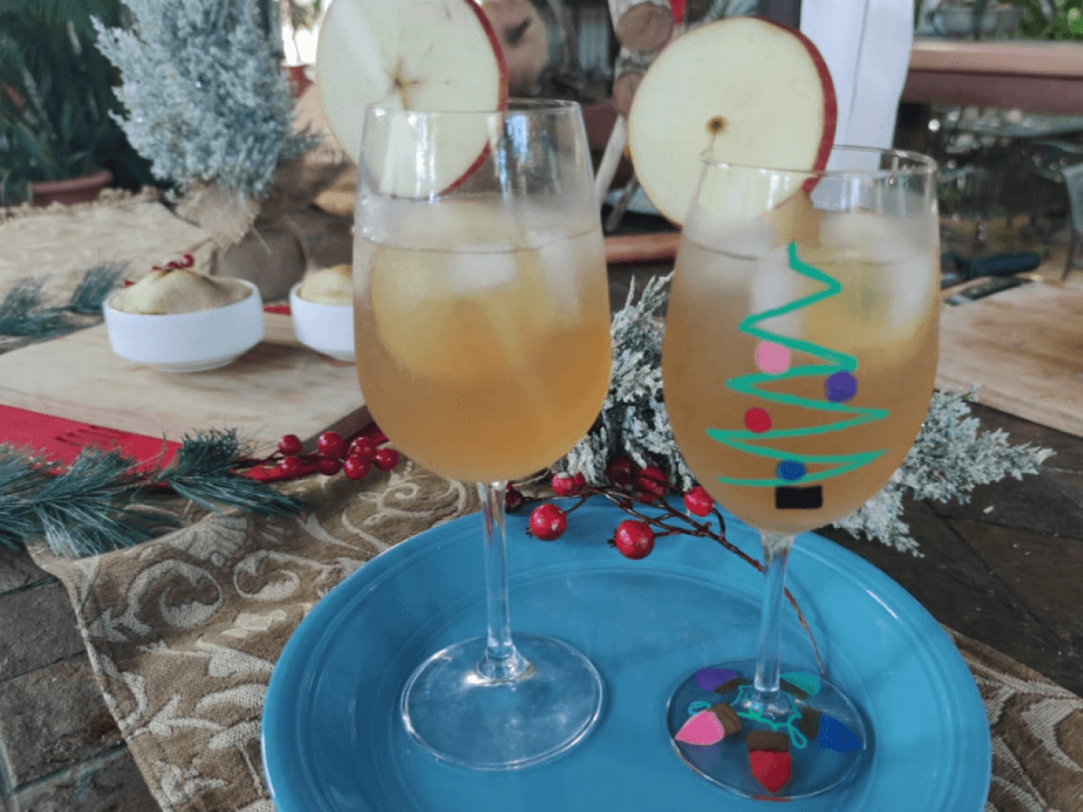 Brinda en Nochebuena con este delicioso ponche de manzana