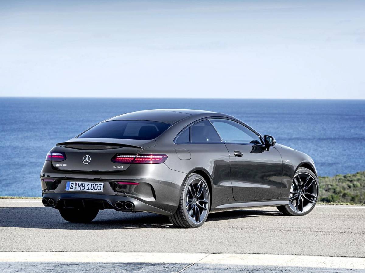 El AMG Clase E Coupé cuenta con transmisión automática de nueve velocidades y tracción a las cuatro ruedas.