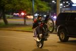 Con sus imprudentes acrobacias decenas de motociclistas atentan contra la seguridad vial de conductores a los que no les caen en gracia sus piruetas.