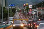 El rápido crecimiento del Distrito Central trae consigo desafíos significativos, siendo la sobrepoblación vehicular uno de los problemas más urgentes. La congestión de tráfico se ha convertido en una preocupación principal para las autoridades locales y los residentes que sumado a la pobre educación vial de los conductores, en la mayoría de los casos, dejan a los mismos a expensas de sufrir accidentes en moto.