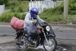 Este conductor de motocicleta estuvo a punto de caer al pasar por un gigantesco bache en el anillo periférico.