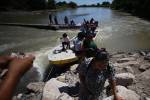 Los pobladores de la Costa de los Amates en Alianza, Valle, como la señora embarazada en la fotografía, sufren debido a la falta de un puente o vado para llegar a su comunidad.