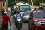 Rebasar por la derecha es una de las principales causa de accidente de los motociclistas en Honduras.