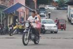 En los barrios y colonias es común observar que menores conducen motos, por ejemplo en la imagen se observa a un menor transportando a otro niño y a una mujer adulta.