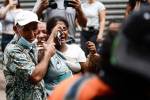 El llanto de una familia completa en las afueras de la morgue es la prueba viviente del dolor de haber perdido a una de sus parientes.