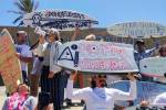 Una protesta pidiendo mayor seguridad en la ciudad mexicana de Ensenada tras el asesinato de tres surfistas visitantes. (Francisco Javier Cruz/Reuters)