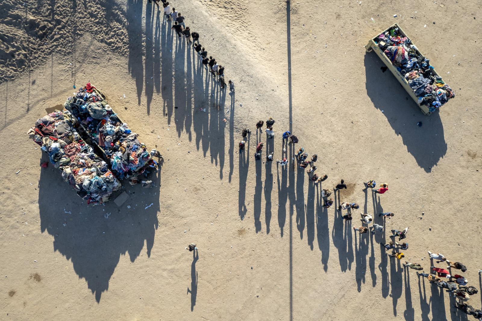 $!En la frontera de México- Estados Unidos habían miles de migrantes esperando para pedir asilo.