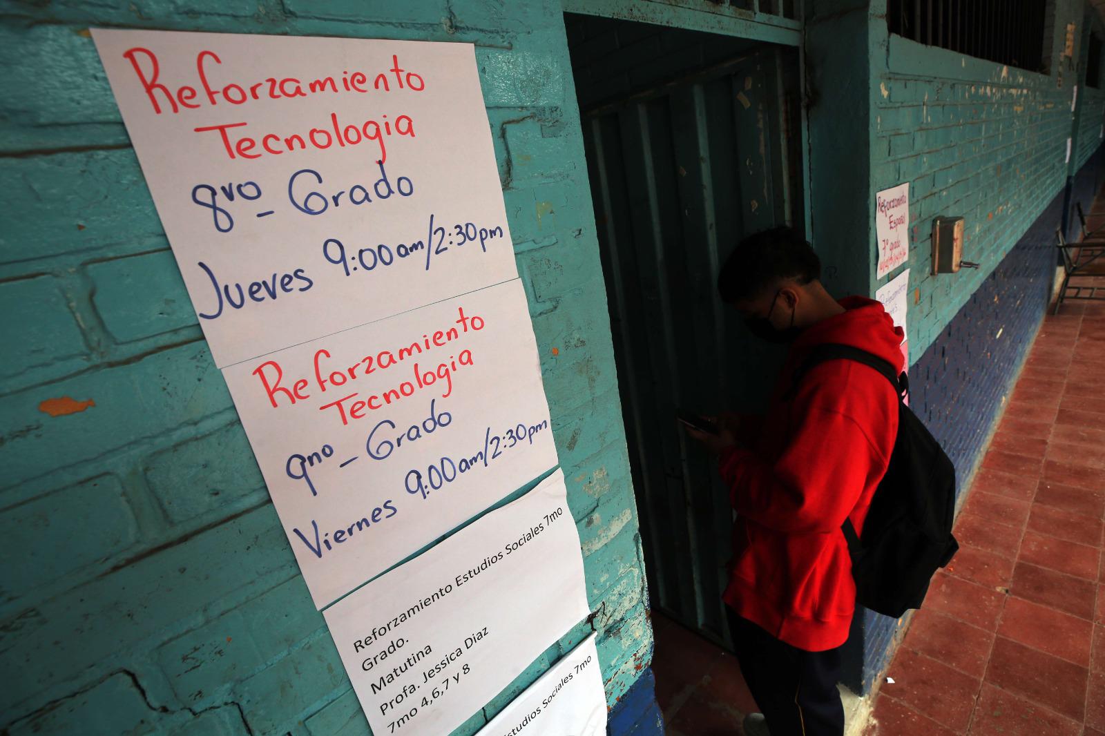 $!Actualmente, los estudiantes que se quedaron en una o varias clases reciben reforzamiento para recuperación. Al no pasar la recuperación -muchos- deberán repetir.