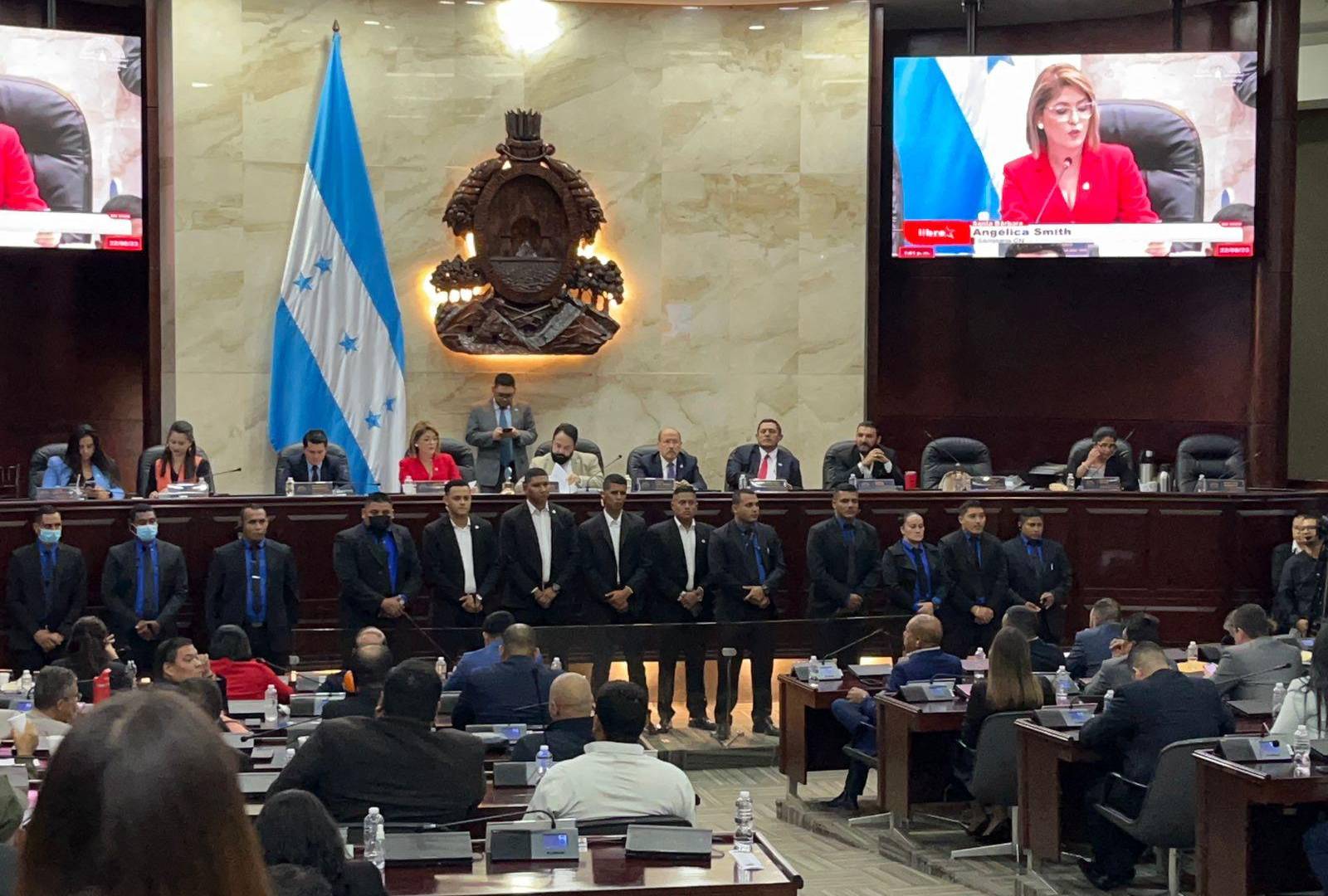 $!Algo nunca visto en el hemiciclo. Un total de 15 guardias protegen a una Junta directiva que no ha podido mantener la armonía y gobernabilidad en la cámara legislativa.